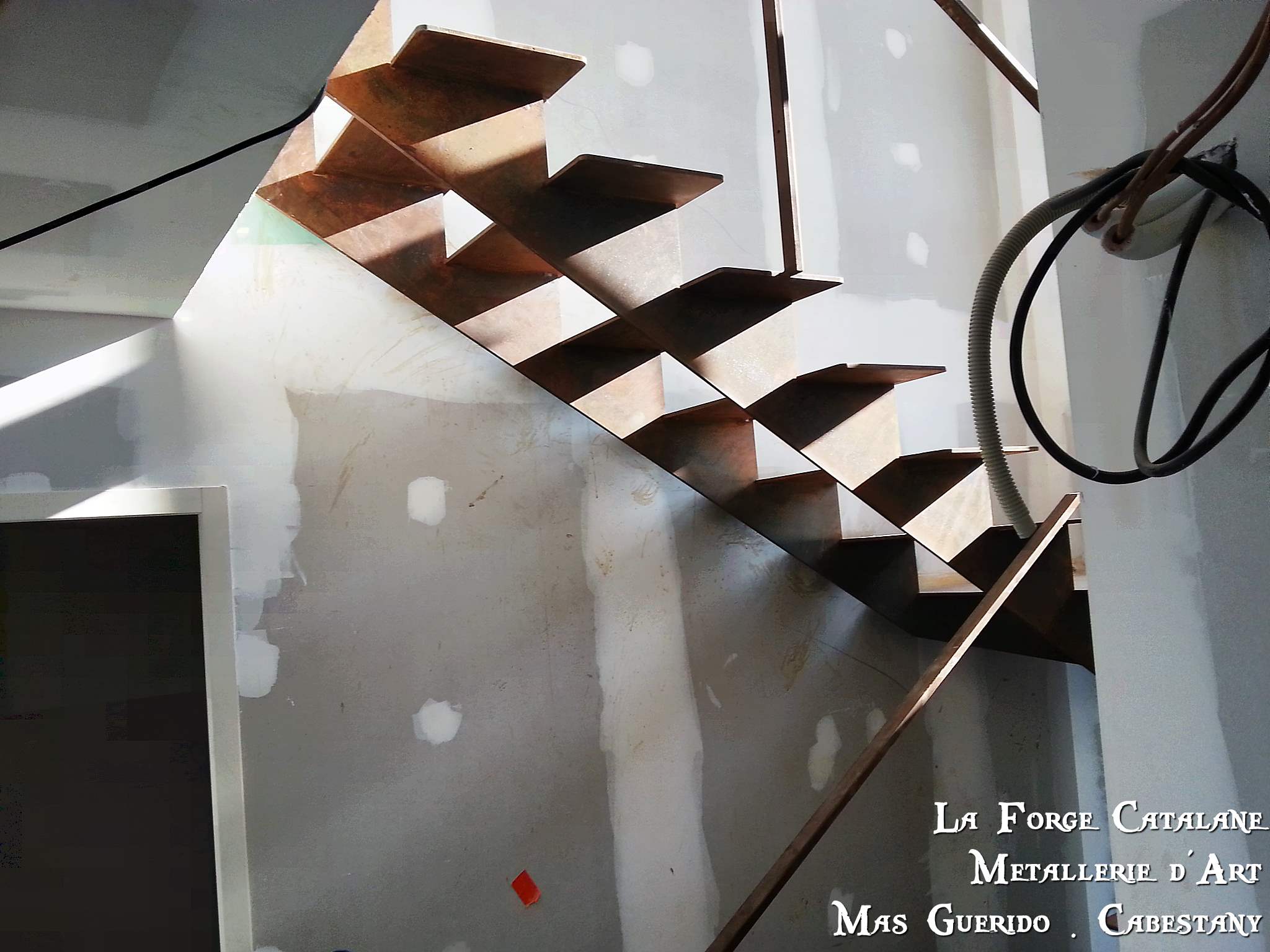 escalier limons cremaillere lisse decoupe laser marches fer 1 forge catalane.jpg
